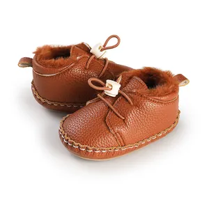 Detailansicht brauner Baby-Lauflernschuhe mit warmem Kunstfellfutter für den Winter