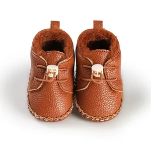 Draufsicht auf warme braune Babyschuhe mit Kunstfellfutter und Kordelstopper