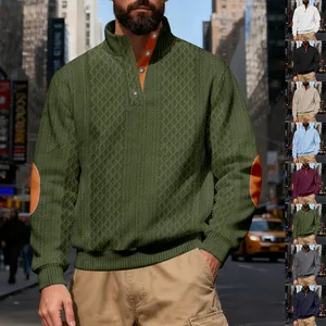 Detailansicht eines strukturierten Jacquard-Pullovers für Herren mit Ellbogen-Patches