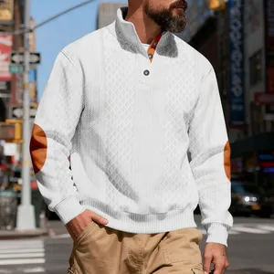Detailansicht Herren-Sweatshirt weiß mit Struktur-Jacquard und Retro-Stehkragen sowie Patches