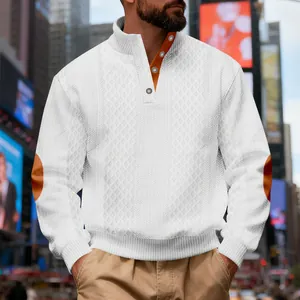 Detailansicht eines weißen Herren-Jacquard-Pullovers mit braunen Kontrast-Ellbogen-Patches