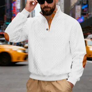 Nahaufnahme eines weißen Jacquard-Pullovers für Herren mit braunen Ellbogen-Patches