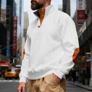 Detailansicht des weißen Jacquard-Sweatshirts mit orangefarbenen Ellbogen-Patches