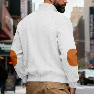 Rückansicht des weißen Herren-Jacquard-Sweatshirts mit braunen Ellbogenflicken.