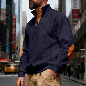 Marineblauer Jacquard-Sweatshirt mit orangem Stehkragen und Ellbogen-Patches im Detail.