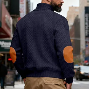 Rückansicht von Herren-Strickpullover mit orangefarbenen Ellbogen-Patches in der Stadt