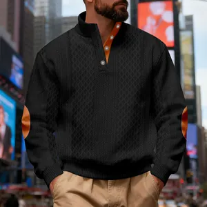 Detailaufnahme eines schweren Herren-Struktur-Sweatshirts mit Kontrast-Ellbogen-Patches