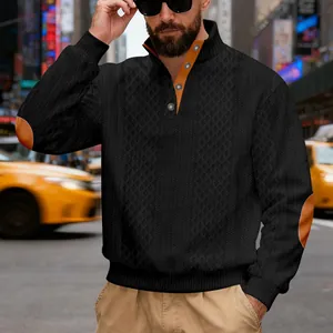 Detailansicht der Textur und kontrastierenden Ellbogen-Patches eines schwarzen Herren-Sweatshirts