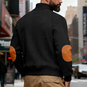 Rückansicht eines schweren Herren-Sweatshirts mit Jacquardmuster und Ellenbogen-Patches