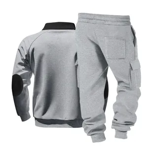 Vista detallada del chándal gris para hombre con sudadera pesada y pantalones tipo cargo