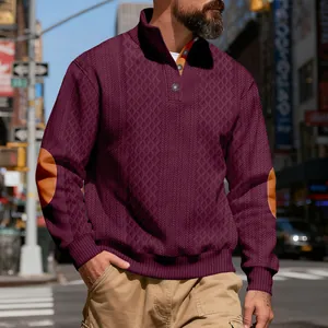 Detail des burgunderroten Jacquard-Musters und der braunen Ellbogen-Patches des Sweatshirts.