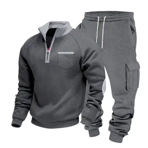 Chándal de dos piezas gris para hombre con sudadera de media cremallera y cargo.