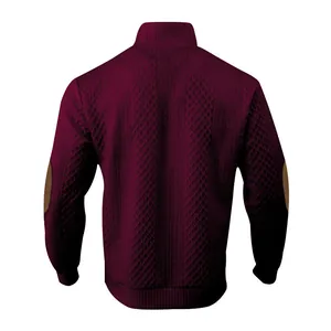 Rückansicht eines hochwertigen burgunderroten strukturierten Herren-Sweatshirts.