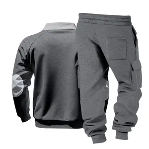 Detalle del chándal gris oscuro pesado para hombre con bolsillos cargo y gráficos.