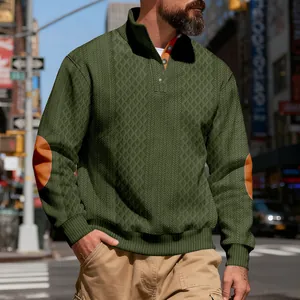 Detailansicht des grünen Herren-Sweatshirts mit Jacquard-Struktur und Stehkragen.
