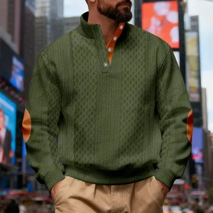 Detailansicht des olivgrünen Jacquard-Sweatshirts für Herren mit orangefarbenen Ellbogen-Patches.
