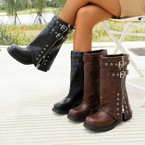 Stylische Retro-Wadenstiefel im Hosenstil mit Gürtelschnallen und Nieten mit Blockabsatz