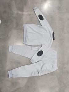 Conjunto de chándal gris de dos piezas para hombre con parches en los codos y pantalones