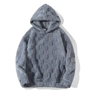 Detailansicht eines grauen, karierten Fleece-Hoodies mit gemütlichem Texturmuster.