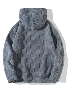 Rückansicht eines grauen Fleece-Kapuzenpullovers für Herren mit geprägtem Karomuster