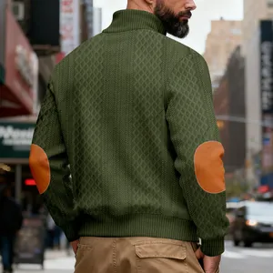 Detailansicht des olivgrünen Sweatshirts mit strukturiertem Muster und Patches
