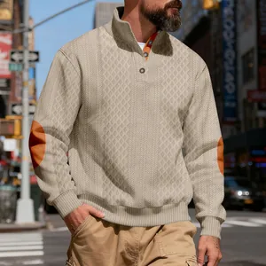 Nahaufnahme eines beigen strukturierten Sweatshirts mit orangefarbenen Ellbogen-Patches