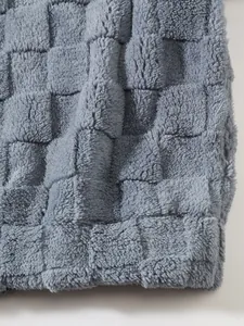 Nahaufnahme von weichem, blaugrauem Fleece mit Karomuster für Herrenanzüge