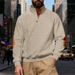 Detail des schweren Herren-Sweatshirts mit Jacquard-Struktur und orangefarbenem Kragen