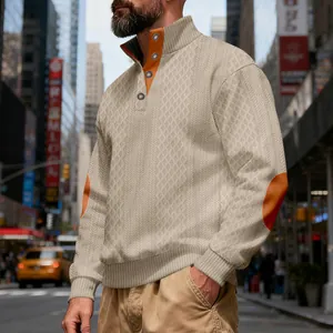 Detail eines Herren-Sweatshirts mit schwerem Struktur-Jacquard und Kontrastkragen