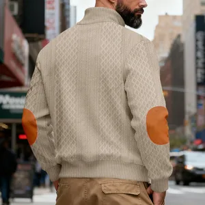 Detailansicht Herren-Strickpullover mit kontrastierenden orangefarbenen Ellenbogen-Patches