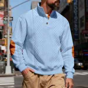 Nahaufnahme eines hellblauen Strickpullovers mit Stehkragen und Ellenbogen-Patches