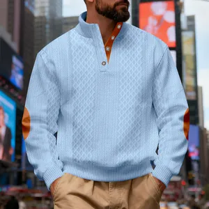 Detailansicht hellblauer strukturierter Jacquard-Pullover mit orangen Kontrasten