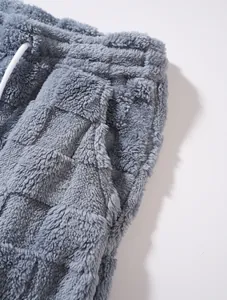 Nahaufnahme von weichem grauem Plüsch-Fleece-Stoff mit Karomuster und weißem Kordelzug