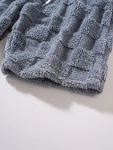 Detailaufnahme grauer Plüsch-Fleece-Shorts mit strukturiertem Schachbrettmuster-Design