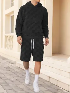 Detailansicht des schwarzen Fleece-Hoodies und Shorts-Sets mit Schachbrettmuster