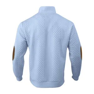 Rückansicht eines hellblauen Herren-Strickpullovers mit braunen Ellbogenschonern