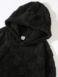 Nahaufnahme eines schwarzen karierten Fleece-Hoodies mit weicher Textur und Etikett