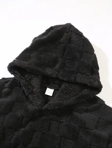 Nahaufnahme eines schwarzen, karierten Fleece-Hoodies, Textur und Etikett sichtbar