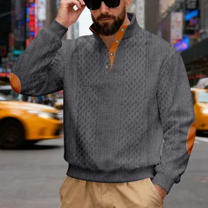 Nahaufnahme eines grauen Jacquard-Sweatshirts mit Vintage-Stehkragen und schwerer Textur.