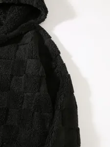 Detailaufnahme eines schwarzen Herren-Kapuzenpullovers mit flauschigem Karomuster