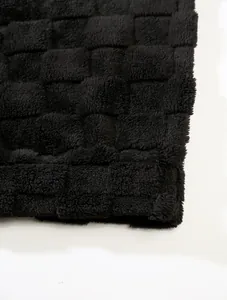 Detailansicht der weichen schwarzen flauschigen Schachbrett-Stoffstruktur für das Herren-Set