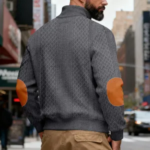 Rückansicht eines grauen Jacquard-Sweatshirts mit braunen Ellbogen-Patches in der Stadt