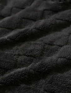 Detailansicht des weichen dunkelgrauen Pelzstoffs mit Karomuster für Herren Winter-Set.