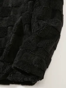 Nahaufnahme von schwarzem Plüschstoff mit geprägtem quadratischem Gittermuster für Herrenbekleidung.
