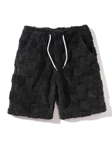 Nahaufnahme der schwarzen flauschigen Karo-Shorts für Herren mit Kordelzug