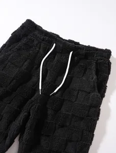 Detailansicht der schwarzen flauschigen Karohose mit elastischem weißen Kordelzug für Herren