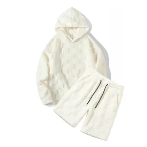 Detail der Textur von Herren-Fleece-Hoodie und Shorts-Set in Creme mit Prägemuster