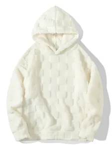Detailansicht eines weißen Plüsch-Hoodies mit strukturiertem Schachbrettmuster