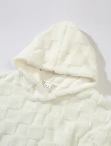 Detaillierte Makroansicht des weißen flauschigen Hoodies mit kariertem Fleece-Muster