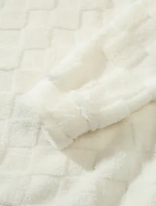 Detailierte Textur des weißen karierten Plüschstoffs am Ärmel der Herren-Loungewear